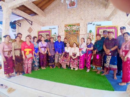 Perbekel Panji Anom Hadiri Resepsi Pernikahan Anak Mantan Kadus Batupulu Desa Panji Anom