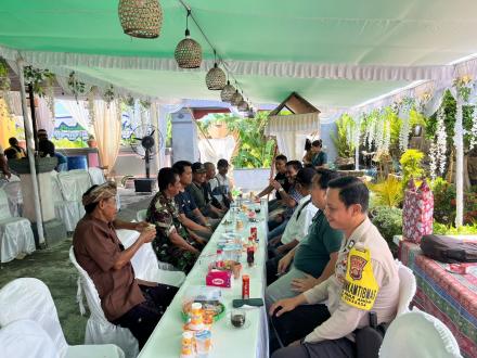 Pererat Silaturahmi,Pemdes Panji Anom Hadiri Upacara 3 Bulanan di Banjar Dinas Batupuli
