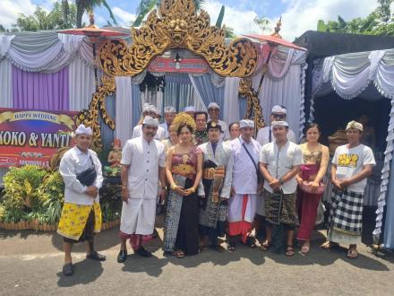 Wujud Kedekatan dengan Warga, Pemdes Panji Anom Hadiri Undangan Pernikahan di Banjar Dinas Batupulu 