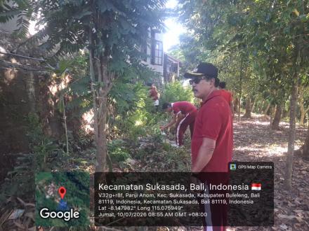 Jaga Kenyamanan Pelayanan, Pemerintah Desa Panji Anom Galas Aksi Bersih-bersih Lingkungan Kantor 
