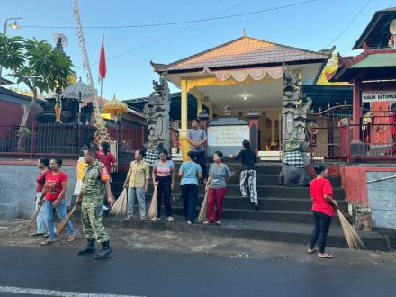 Pemdes Panji Anom Menggelar Kegiatan Gotong royong dan Bersih Lingkungan Melalui Gerakan KULKUL PKk